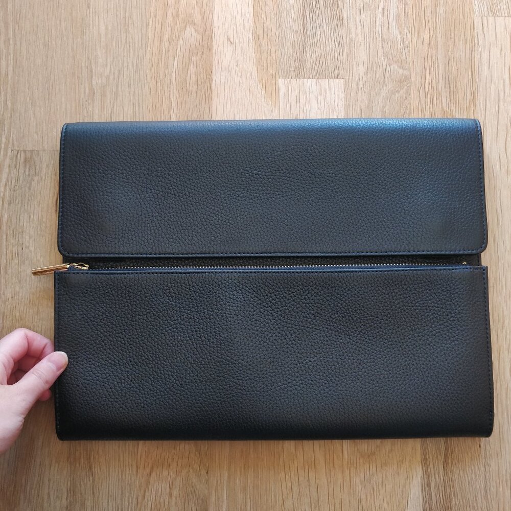 Cuyana Tech Carryall Laptop Sleeve - Black Leather